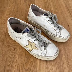 Golden Goose Hi Star low top sneakers. White with gold star